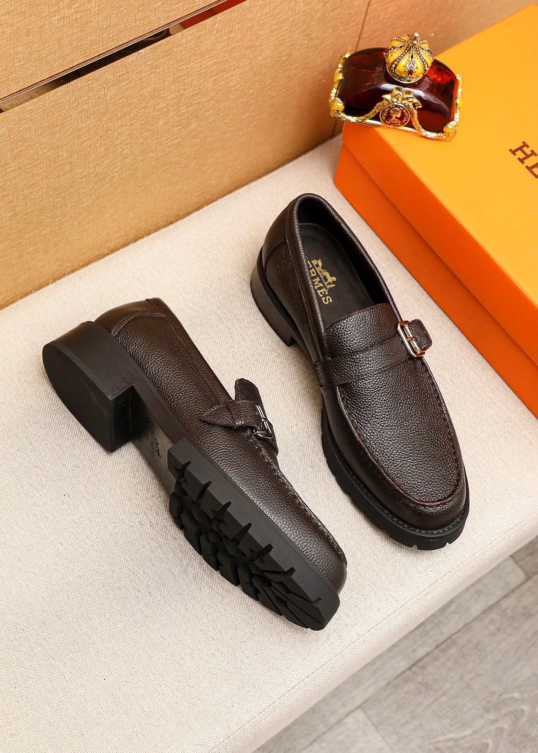 Men's shoes 💰460 💐 Product trademark: HERMES "Hermès" casual leather shoes Regular size: 39-44 (38.45🉑️customized) Product materials: Selected imported first-layer pebbled cowhide leather upper + classic hardware buckle, imported water-dyed 🐂 cowhide lining. Strong three-dimensional visual effect, non-slip and wear-resistant rubber outsole Color: 2⃣️colors available